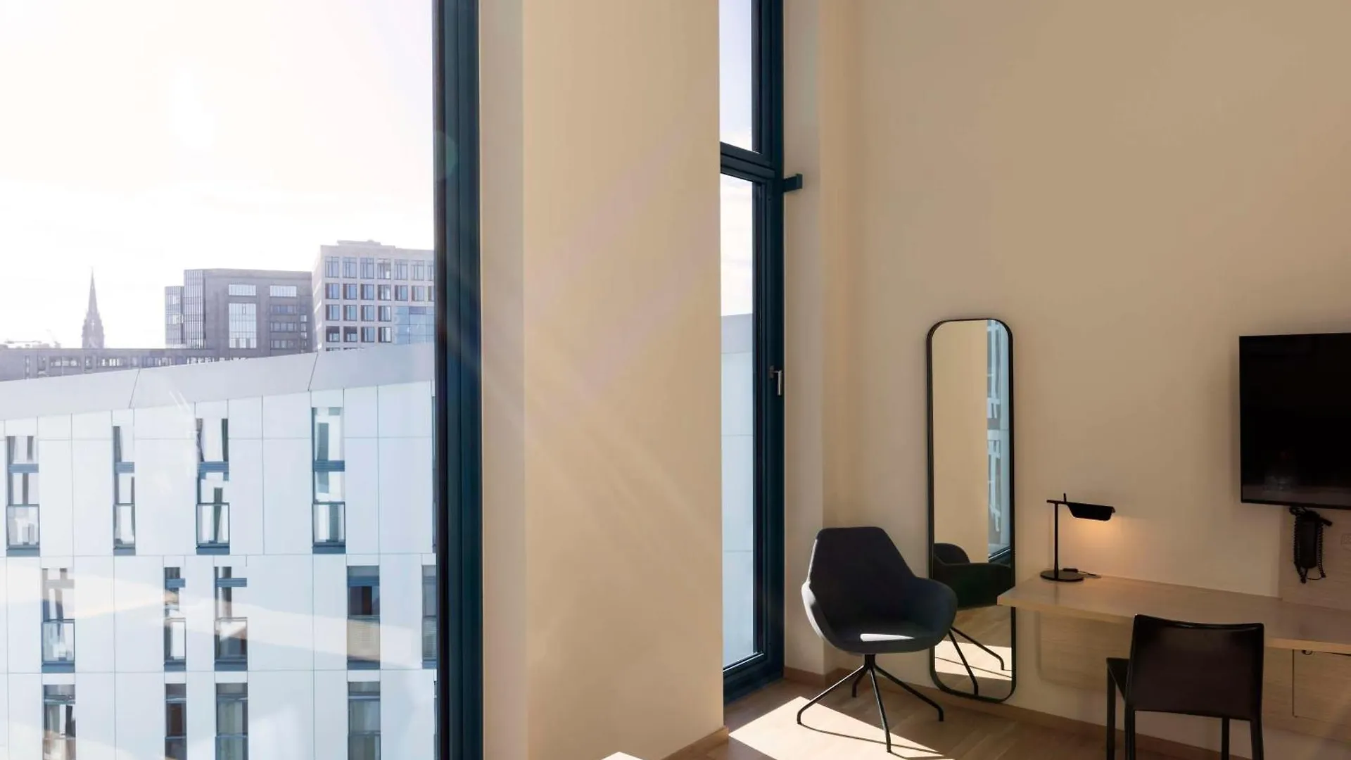 Scandic Hamburg Emporio 4*,
