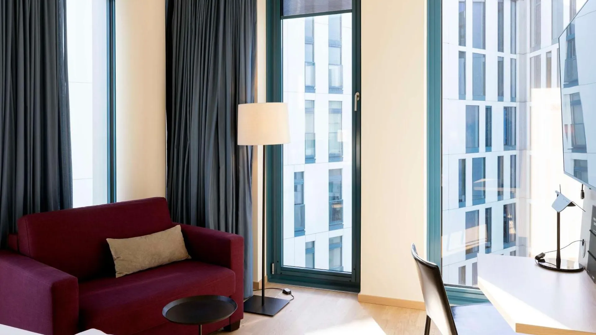 Scandic Hamburg Emporio 4*,